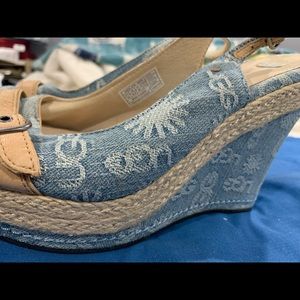 Sz 10 Ugg wedge shoes